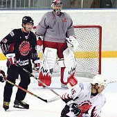 Jágr poprvé od výluky NHL v sezoně 2004/05 oblékl omský dres. Černá Jardovi sluší, co říkáte?