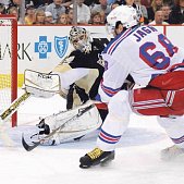 Skvělý gólman Pittsburghu Marc-Andre Fleury zatím hokejisty Rangers včetně Jágra dostává do úzkých.